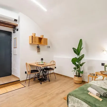 Varriale House Eco Free Parking For Small Cars Only *